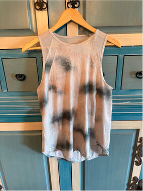 Women's Lululemon Sculpt Tank Top with Spray Paint Pattern